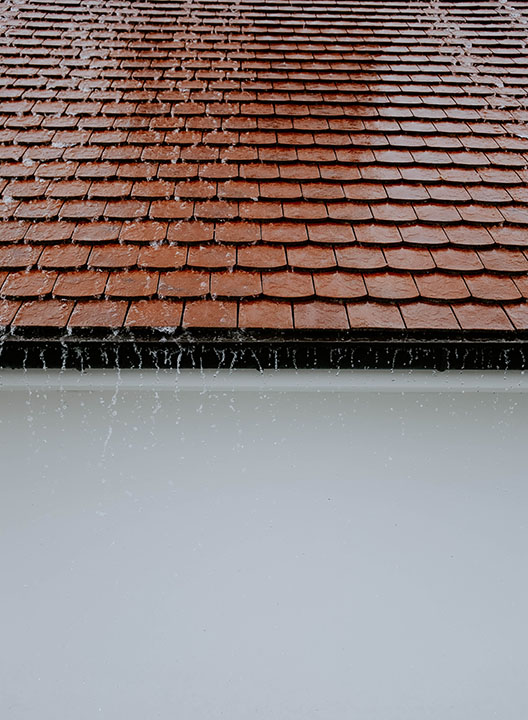 Toit ruisselant suite à fortes pluies sur Pessac