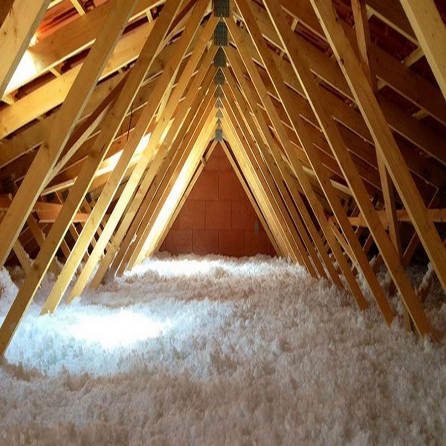 Pose d'isolation de toiture par soufflage par Entreprise Clivaz
